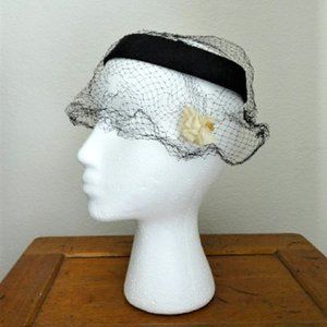 Black halo 1950s fascinator with veil